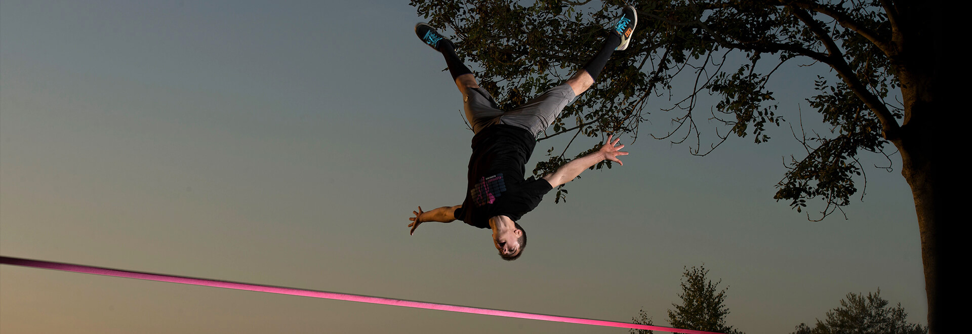 Slackline Show Act ᐅ UNIQUE Showact Artist & Künstler